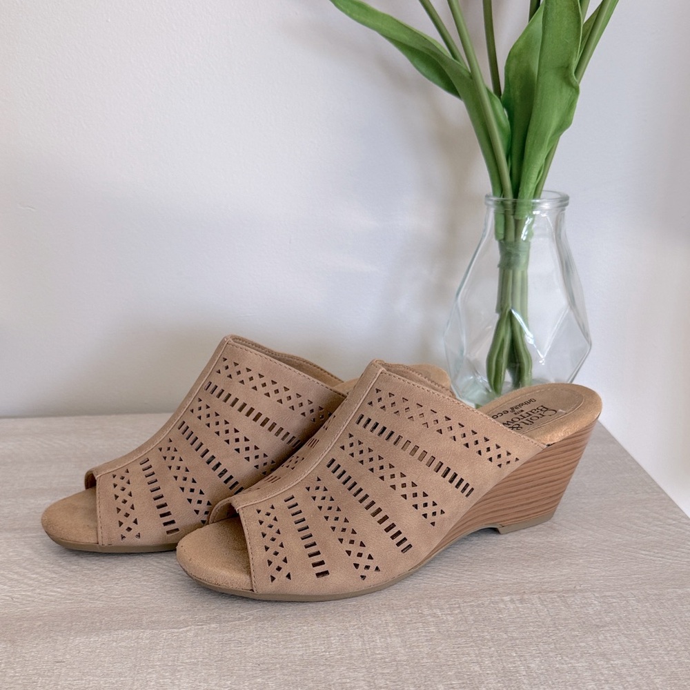 *NWT* Croft & Barrow Tan Perforated Wedge Sandals
